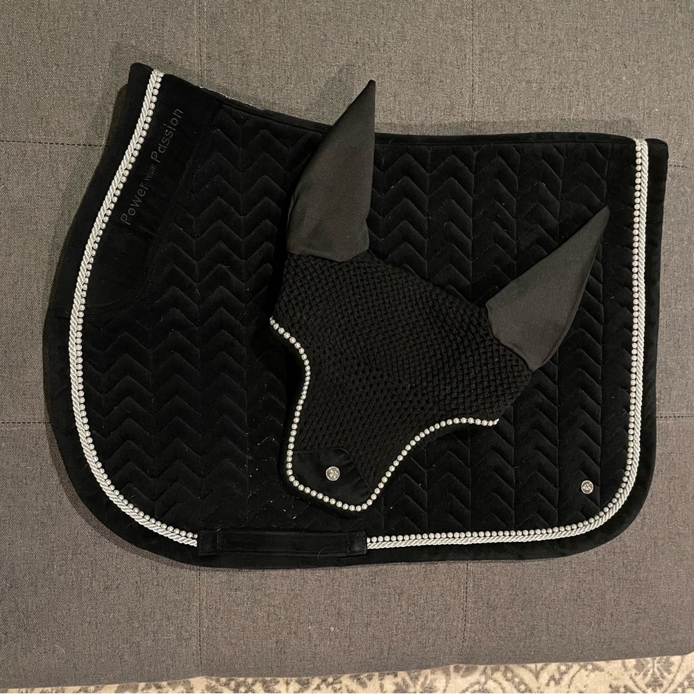 SmartPak Velvet Saddle Pad and Bonnet